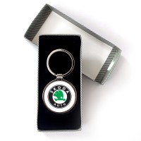 Метален ключодържател Skoda – Традиция, качество и „Simply Clever“ стил Метален ключодържател Skoda – Традиция, качество и „Simply Clever“ стил